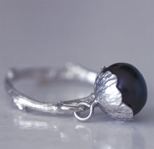 Load image into Gallery viewer, Pearl charm ring, sterling silver flower