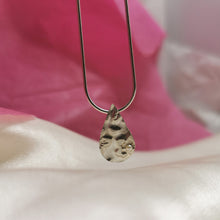 Load image into Gallery viewer, Engraved silver drop necklace, flower pattern set with a pearl