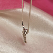 Load image into Gallery viewer, Engraved silver drop necklace, flower pattern set with a pearl