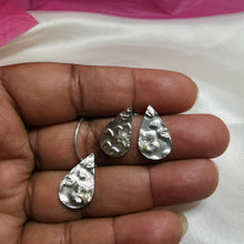 Load image into Gallery viewer, Engraved silver drop necklace, flower pattern set with a pearl