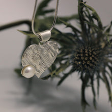 Load image into Gallery viewer, Engraved heart pendant, freshwater pearl