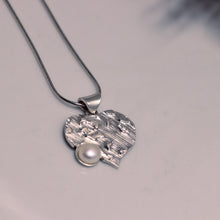 Load image into Gallery viewer, Engraved heart pendant, freshwater pearl