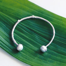 Load image into Gallery viewer, Twig silver cuff bracelet set with pearls