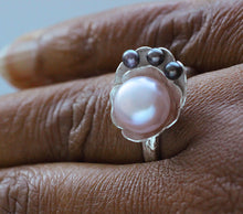 Load image into Gallery viewer, Silver flower ring