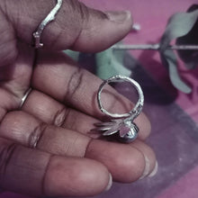 Load image into Gallery viewer, Adjustable flower ring, set with a pearl