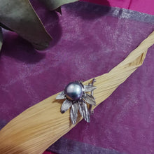 Load image into Gallery viewer, Adjustable flower ring, set with a pearl