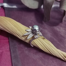Load image into Gallery viewer, Adjustable flower ring, set with a pearl
