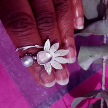 Load image into Gallery viewer, Adjustable flower ring set with a morganite
