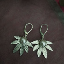 Load image into Gallery viewer, Drop-flower pearl earrings