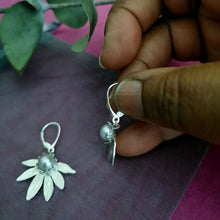 Load image into Gallery viewer, Drop-flower pearl earrings