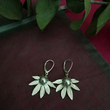 Load image into Gallery viewer, Drop-flower pearl earrings