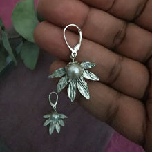 Load image into Gallery viewer, Drop-flower pearl earrings