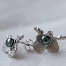 Load image into Gallery viewer, Silver flower stud earrings