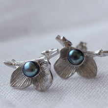 Load image into Gallery viewer, Silver flower stud earrings