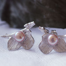 Load image into Gallery viewer, Silver flower stud earrings