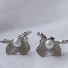 Load image into Gallery viewer, Silver flower stud earrings