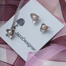 Load image into Gallery viewer, Flower sterling silver stud earrings, pearl earrings