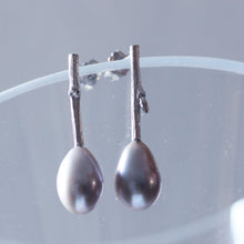 Load image into Gallery viewer, Pearl_drop_earrings-oval_grey_pearls on cristal background