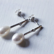 Load image into Gallery viewer, Pearl_drop_earrings-oval_white_pearls closer shot on white background