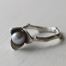 Load image into Gallery viewer, Large silver flower ring, three-petal flower set with a pearl