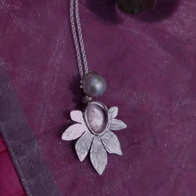 Load image into Gallery viewer, Morganite flower pendant