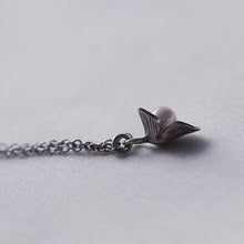 Load image into Gallery viewer, Sterling silver flower necklace, trillium pendant set with a pearl