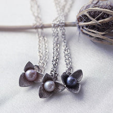 Load image into Gallery viewer, Sterling silver flower necklace, trillium pendant set with a pearl