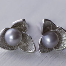 Load image into Gallery viewer, Flower sterling silver stud earrings, pearl earrings