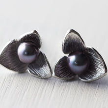 Load image into Gallery viewer, Flower sterling silver stud earrings, pearl earrings
