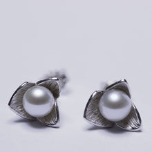 Load image into Gallery viewer, Flower sterling silver stud earrings, pearl earrings