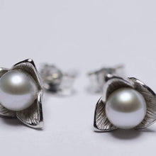 Load image into Gallery viewer, Flower sterling silver stud earrings, pearl earrings