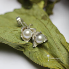 Load image into Gallery viewer, Flower sterling silver stud earrings, pearl earrings