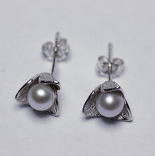 Load image into Gallery viewer, Flower sterling silver stud earrings, pearl earrings