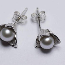 Load image into Gallery viewer, Flower sterling silver stud earrings, pearl earrings