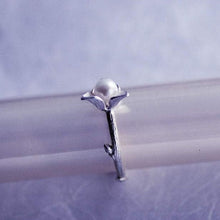 Load image into Gallery viewer, Small trillium ring