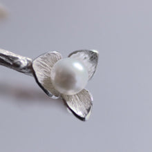 Load image into Gallery viewer, Small trillium ring