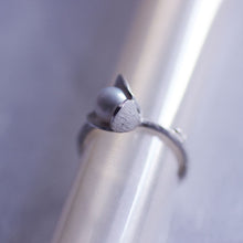 Load image into Gallery viewer, Large silver flower ring, three-petal flower set with a pearl