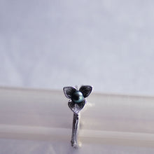 Load image into Gallery viewer, Small trillium ring