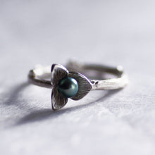 Load image into Gallery viewer, Small trillium ring