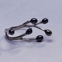 Load image into Gallery viewer, Adjustable twig ring, black peacock pearls