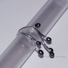 Load image into Gallery viewer, Adjustable twig ring, black peacock pearls