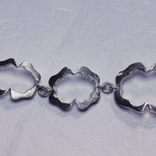 Load image into Gallery viewer, Flower chain bracelet