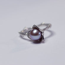 Load image into Gallery viewer, Large silver flower ring, three-petal flower set with a pearl