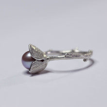Load image into Gallery viewer, Large silver flower ring, three-petal flower set with a pearl