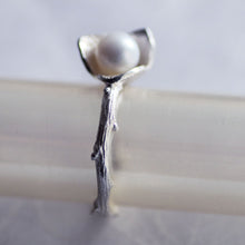 Load image into Gallery viewer, Large silver flower ring, three-petal flower set with a pearl