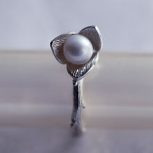 Load image into Gallery viewer, Large silver flower ring, three-petal flower set with a pearl
