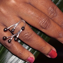 Load image into Gallery viewer, Adjustable twig ring, black peacock pearls
