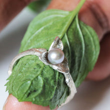 Load image into Gallery viewer, Small trillium ring