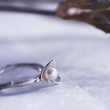 Load image into Gallery viewer, Small trillium ring