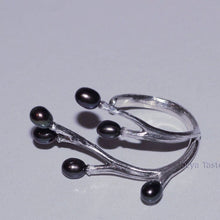 Load image into Gallery viewer, Adjustable twig ring, black peacock pearls